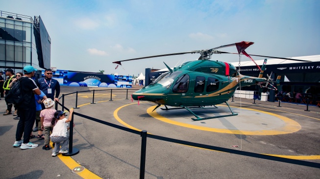 Pengunjung melihat helikopter jenis bell 429 yang dipamerkan diajang Heli Expo Asia 2025 di Cengkareng Heliport Bandara Soekarno-Hatta, Tangerang, Banten, Rabu (20/8/2025). [ANTARA FOTO/Muhammad Iqbal/bar]