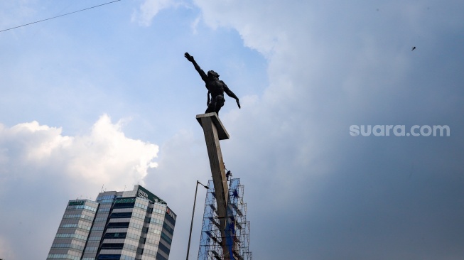 Pekerja melakukan perawatan patung Dirgantara atau patung Pancoran di Jakarta, Kamis (21/8/2025). [Suara.com/Alfian Winanto]