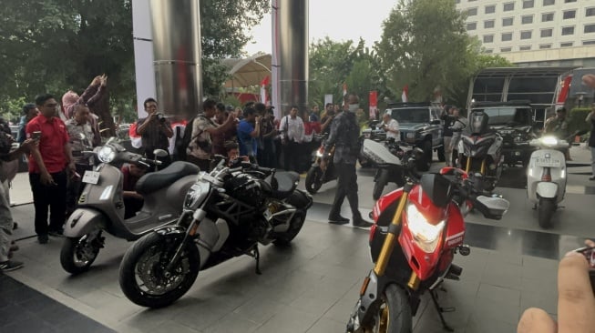 Penampakan kendaraan mewah roda dua milik Wakil Menaker Immanuel Ebenezer di lobby Gedung Merah Putih KPK Kuningan Jakarta. [Suara.com/Dea]