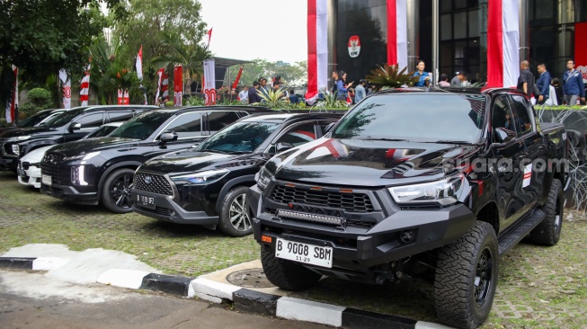 Sejumlah kendaraan hasil sitaan Operasi Tangkap Tangan (OTT) diperlihatkan di Gedung Merah Putih KPK, Jakarta, Kamis (21/8/2025). [Suara.com/Alfian Winanto]