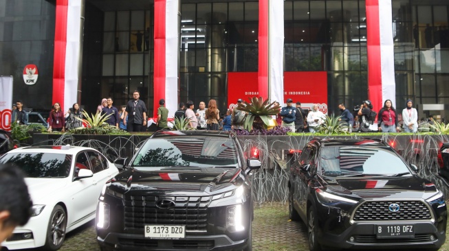 Sejumlah kendaraan hasil sitaan Operasi Tangkap Tangan (OTT) diperlihatkan di Gedung Merah Putih KPK, Jakarta, Kamis (21/8/2025). [Suara.com/Alfian Winanto]