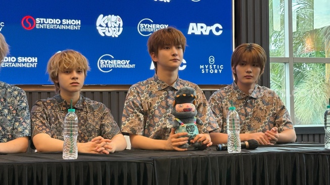 Boyband ARrC dalam konferensi pers di IDN HQ, Jakarta Selatan pada Kamis, 21 Agustus 2025. [Suara.com/Tiara Rosana]
