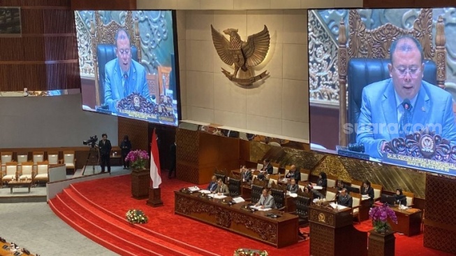 Tok! Resmi Inosentius Samsul Disetujui DPR Jadi Hakim MK Pengganti Arief Hidayat