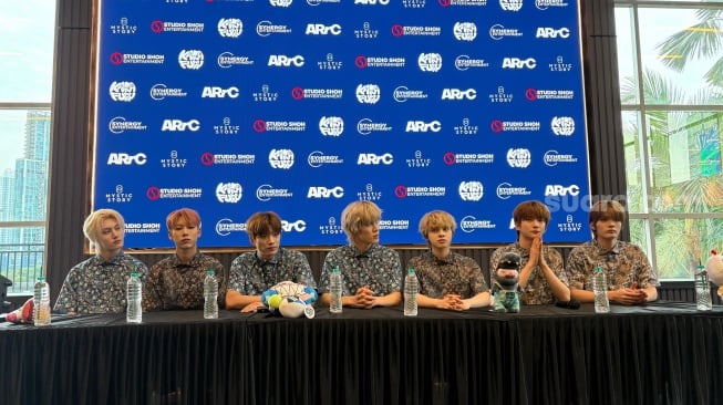 Boyband ARrC dalam konferensi pers di IDN HQ, Jakarta Selatan pada Kamis, 21 Agustus 2025. [Suara.com/Tiara Rosana]