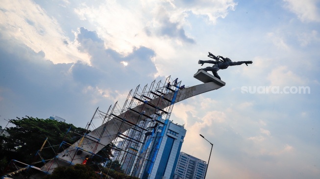 Pekerja melakukan perawatan patung Dirgantara atau patung Pancoran di Jakarta, Kamis (21/8/2025). [Suara.com/Alfian Winanto]