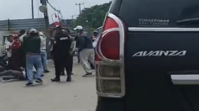 Tangkapan Layar detik-detik Pukulan dan tendangan yang mendarat di tubuh wartawan serta staf Kementerian Lingkungan Hidup dan Kehutanan (KLHK) di Jawilan [ist]