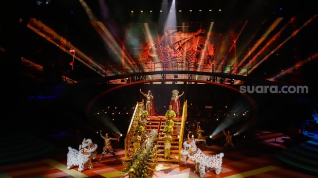 Para Seniman tampil pada Pagelaran Sabang Merauke, The Indonesian Broadway di Indonesia Arena, Jakarta, Jumat (22/8/2025). [Suara.com/Alfian Winanto]