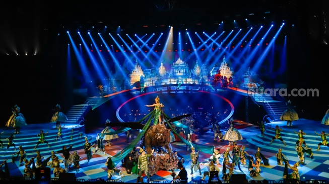 Penyanyi Yura Yunita (tengah) bersama Padi Reborn serta para Seniman tampil pada Pagelaran Sabang Merauke, The Indonesian Broadway di Indonesia Arena, Jakarta, Jumat (22/8/2025). [Suara.com/Alfian Winanto]