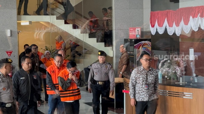 Penampakan Wamenaker Immanuel Ebenezer alias Noel saat menangis usai resmi menjadi tersangka dan ditahan KPK terkait kasus pemerasan. (Suara.com/Dea)