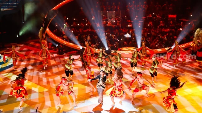 Para Seniman tampil pada Pagelaran Sabang Merauke, The Indonesian Broadway di Indonesia Arena, Jakarta, Jumat (22/8/2025). [Suara.com/Alfian Winanto]