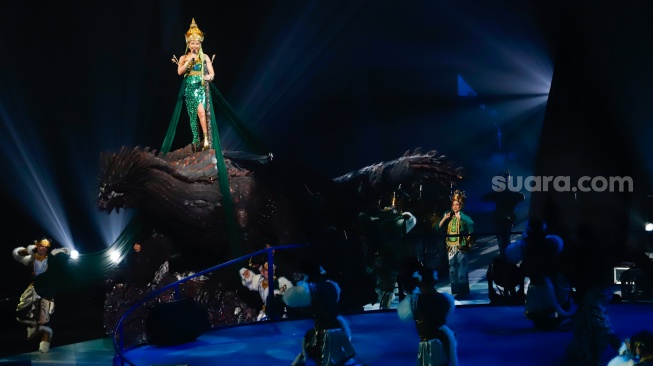 Penyanyi Yura Yunita tampil pada Pagelaran Sabang Merauke, The Indonesian Broadway di Indonesia Arena, Jakarta, Jumat (22/8/2025). [Suara.com/Alfian Winanto]