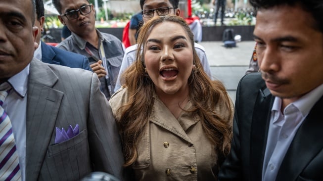 Selebgram Lisa Mariana Presley Zulkandar (tengah) didampingi kuasa hukum tiba untuk menjalani pemeriksaan sebagai saksi di Gedung Merah Putih KPK, Jakarta, Jumat (22/8/2025). [ANTARA FOTO/Bayu Pratama S/rwa]