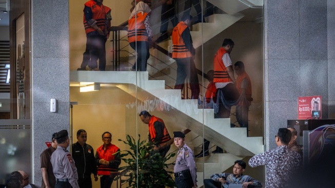 Wakil Menteri Ketenagakerjaan (Wamenaker) Immanuel Ebenezer bersama tersangka lainnya berjalan menuju ruang konferensi pers usai terjaring OTT KPK di Gedung Merah Putih KPK, Jakarta, Jumat (22/8/2025). [ANTARA FOTO/Bayu Pratama S/foc]