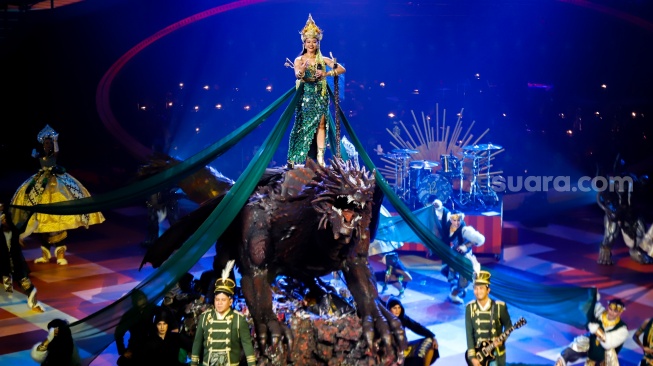 Penyanyi Yura Yunita tampil pada Pagelaran Sabang Merauke, The Indonesian Broadway di Indonesia Arena, Jakarta, Jumat (22/8/2025). [Suara.com/Alfian Winanto]