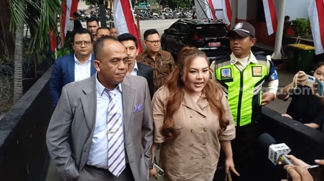 Lisa Mariana didampingi pengacaranya mendatangi Gedung KPK di Jakarta, Jumat (22/8/2025). Lisa diperiksa terkait kasus korupsi pengadaan iklan di Bank Pembangunan Daerah Jawa Barat dan Banten (BJB) yang juga menyeret Ridwan Kami. [Rena Pangesti/Suara.com]