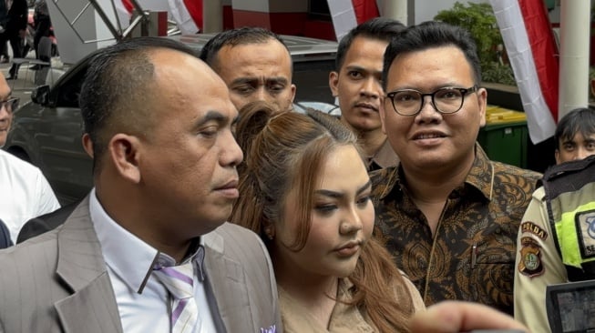 Selebgram Lisa Mariana Diperiksa KPK, Makeup Bekas Jadi Sorotan!