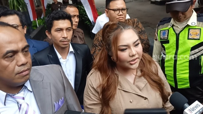 Lisa Mariana didampingi pengacaranya mendatangi Gedung KPK di Jakarta, Jumat (22/8/2025). Lisa diperiksa terkait kasus korupsi pengadaan iklan di Bank Pembangunan Daerah Jawa Barat dan Banten (BJB) yang juga menyeret Ridwan Kami. [Rena Pangesti/Suara.com]