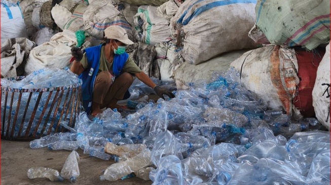 Melihat Proses Daur Ulang Botol Plastik, Upaya AQUA Tekan Masalah Sampah di Bali