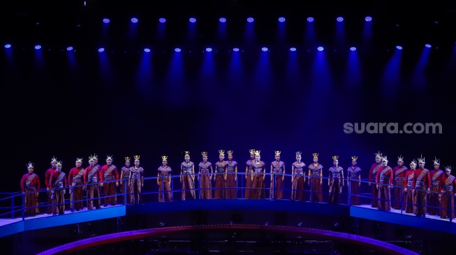 Para Seniman tampil pada Pagelaran Sabang Merauke, The Indonesian Broadway di Indonesia Arena, Jakarta, Jumat (22/8/2025). [Suara.com/Alfian Winanto]