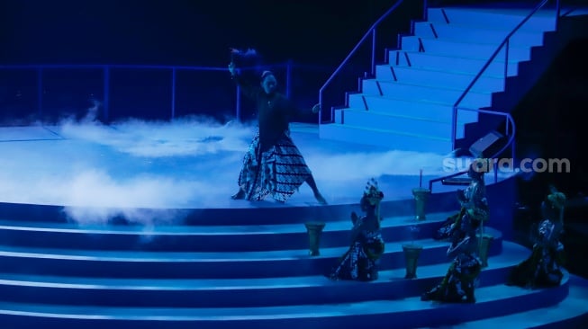 Para Seniman tampil pada Pagelaran Sabang Merauke, The Indonesian Broadway di Indonesia Arena, Jakarta, Jumat (22/8/2025). [Suara.com/Alfian Winanto]
