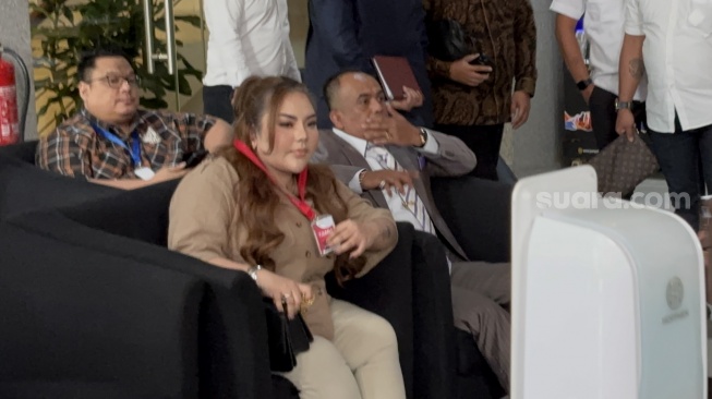 Selebgram Lisa Mariana tiba di Gedung Merah Putih KPK, Jakarta Selatan untuk memenuhi panggilan dari Komisi Pemberantasan Korupsi (KPK). (Suara.com/Dea)