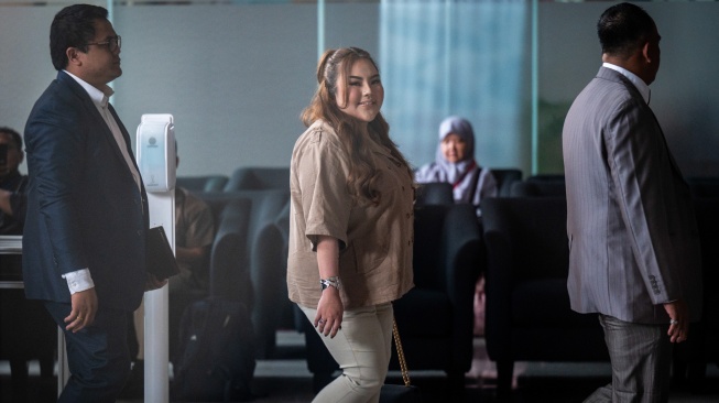 Selebgram Lisa Mariana Presley Zulkandar (tengah) didampingi kuasa hukum tiba untuk menjalani pemeriksaan sebagai saksi di Gedung Merah Putih KPK, Jakarta, Jumat (22/8/2025). [ANTARA FOTO/Bayu Pratama S/rwa]