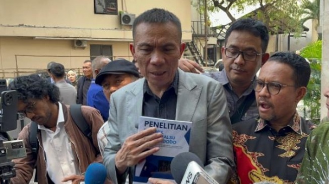 Diperiksa Kasus Ijazah Palsu Jokowi, Rismon Bawa Dua Buku Tebal Siap 'Kualiahi' Penyidik!