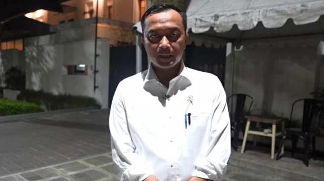 Mensesneg Prasetyo Hadi menyampaikan pemecatan Immanuael Ebenezer dari kursi Wamenaker setelah menjadi tersangka dalam kasus pemerasan sertifikasi K3 di Kemenaker. [Tangkapan layar]