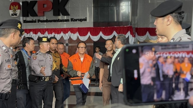 Wakil Menteri Ketenagakerjaan (Wamenaker), Immanuel Ebenezer alias Noel, menanggapi penetapan dirinya sebagai tersangka usai terjaring operasi tangkap tangan (OTT). (Suara.com/Dea)