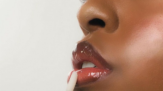 Cocok untuk Daily, Intip Tren Pool Lips dengan Tampilan Glossy