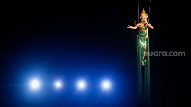 Penyanyi Yura Yunita tampil pada Pagelaran Sabang Merauke, The Indonesian Broadway di Indonesia Arena, Jakarta, Jumat (22/8/2025). [Suara.com/Alfian Winanto]