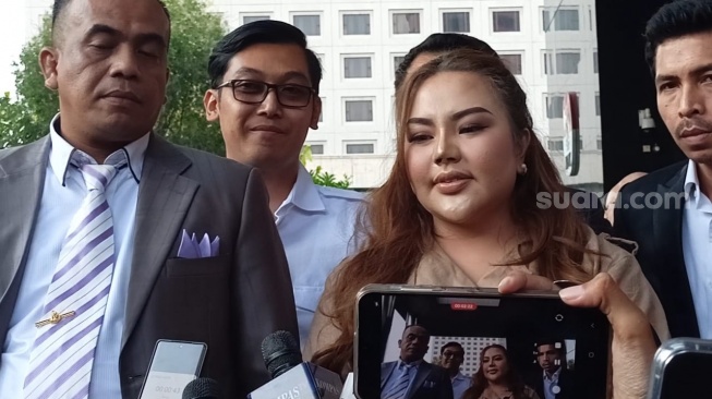 Lisa Mariana akui menerima duit dari Ridwan Kamil, terkait kasus korupsi BJB, ditemui usai menjalani pemeriksaan di Gedung KPK, Kuningan, Jakarta, Jumat (2/8/2025). [Rena Pangesti/Suara.com]