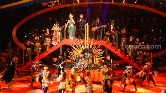 Penyanyi Yura Yunita (tengah) bersama Padi Reborn serta para Seniman tampil pada Pagelaran Sabang Merauke, The Indonesian Broadway di Indonesia Arena, Jakarta, Jumat (22/8/2025). [Suara.com/Alfian Winanto]