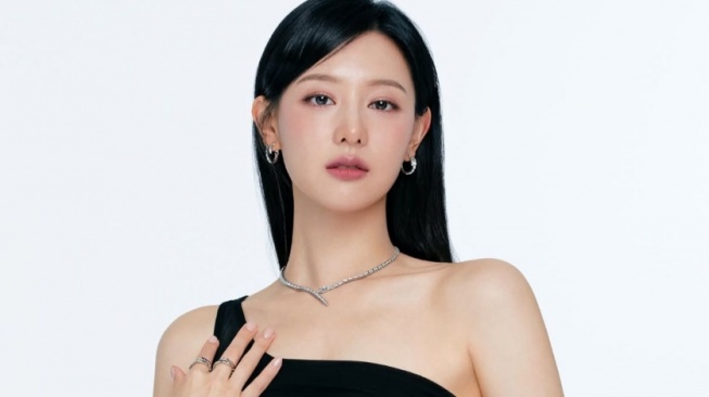 Dandan Sat-Set, Tiru 4 Look Anggun Kim Ji Won dengan Dress Simpel Elegan