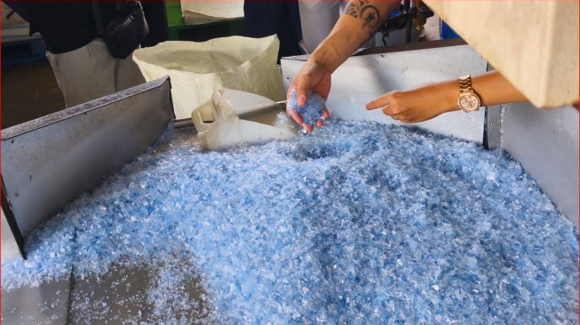 Proses daur ulang botol plastik di Bali PET, Denpasar, Jumat (22/8/2025) (suara.com/Putu Yonata Udawananda)