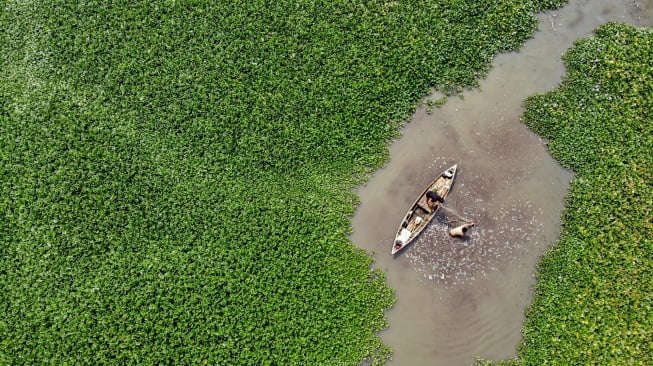Foto udara warga menjaring ikan di Waduk Selorejo, Kabupaten Malang, Jawa Timur, Jumat (22/8/2025). [ANTARA FOTO/Muhammad Mada/rwa]