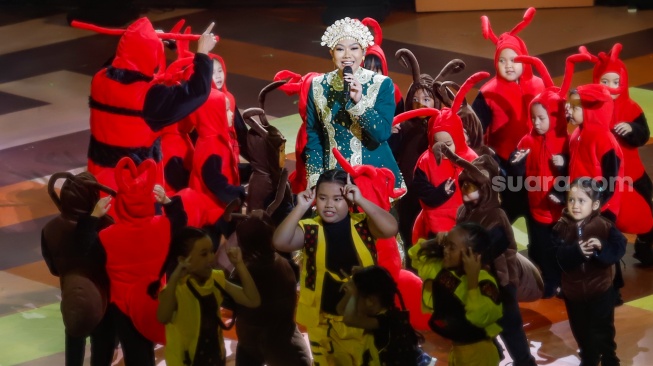 Penyanyi Yura Yunita tampil pada Pagelaran Sabang Merauke, The Indonesian Broadway di Indonesia Arena, Jakarta, Jumat (22/8/2025). [Suara.com/Alfian Winanto]