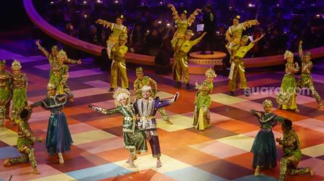 Penyanyi Yura Yunita tampil pada Pagelaran Sabang Merauke, The Indonesian Broadway di Indonesia Arena, Jakarta, Jumat (22/8/2025). [Suara.com/Alfian Winanto]