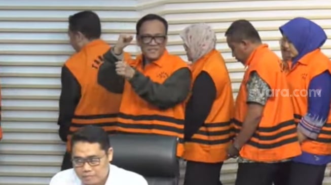 Jadi Tersangka KPK, Wamenaker Noel Sempat Nangis Pakai Rompi Oranye dan Tangan Diborgol