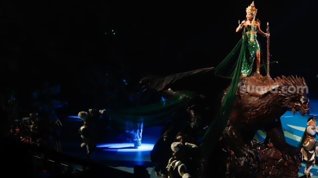 Penyanyi Yura Yunita tampil pada Pagelaran Sabang Merauke, The Indonesian Broadway di Indonesia Arena, Jakarta, Jumat (22/8/2025). [Suara.com/Alfian Winanto]