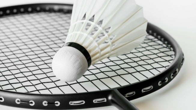Ilustrasi raket dan shuttlecock badminton. [Freepik]