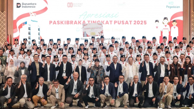 Sebanyak 76 anggota Paskibraka yang mewakili 38 provinsi di Indonesia bersama para Pembina, Pelatih, Pamong, Dankipas, serta panitia yang turut mendukung keberhasilan mereka memperoleh apresiasi dari Pegadaian (Dok: Pegadaian)