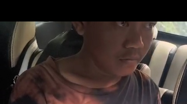 Viral tampang kurir 1 kg sabu di Depok sampai gemetar saat diringkus polisi. (tangkapan layar/Instagram)