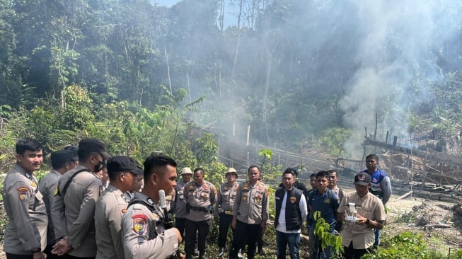 Operasi PETI di Inhu, Polisi Musnahkan 10 Unit Rakit Pocay Penambang Emas Ilegal