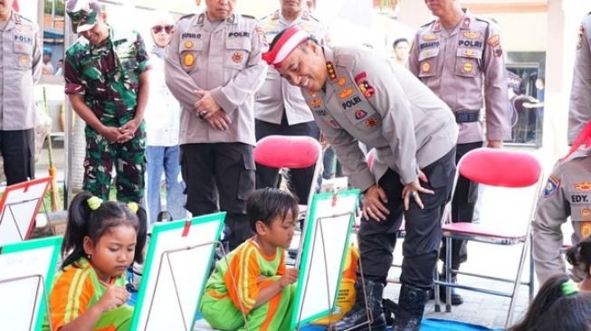 Suasana Cair! Komjen Dedi Prasetyo Gelar Bakti Sosial, Ajak Anak-anak Tersenyum