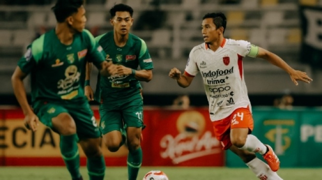 Pesta Gol di Gelora Bung Tomo: Persebaya Libas Bali United 5-2