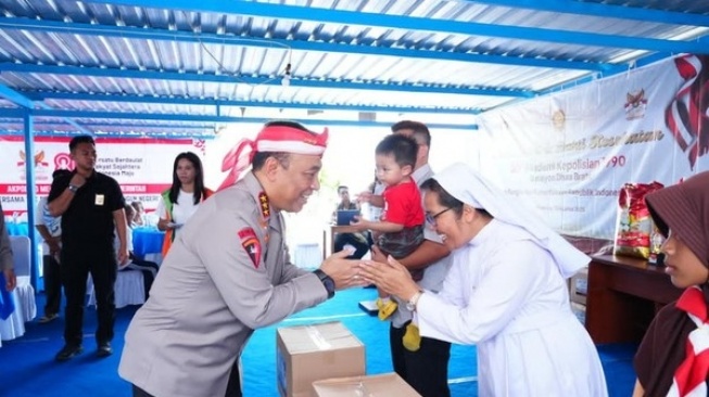 Momen Haru Wakapolri Salurkan Ratusan Paket Bansos ke Biarawati dan Lansia di Semarang