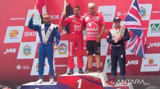 Pembalap Sharjah Tim Rusty Wyatt juara F1 Powerboat 2025 di Danau Toba