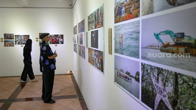 Pengunjung melihat foto yang dipamerkan pada pameran foto Rekam Jakarta 2025 di Cemara 6 Galeri, Jakarta, Sabtu (23/8/2025). [Suara.com/Alfian Winanto]