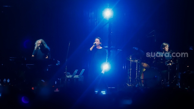 Grup Musik MEW saat tampil di Konser LaLaLa Festival 2025 di Jiexpo Kemayoran, Jakarta, Sabtu (23/8/2025). [Suara.com/Alfian Winanto]